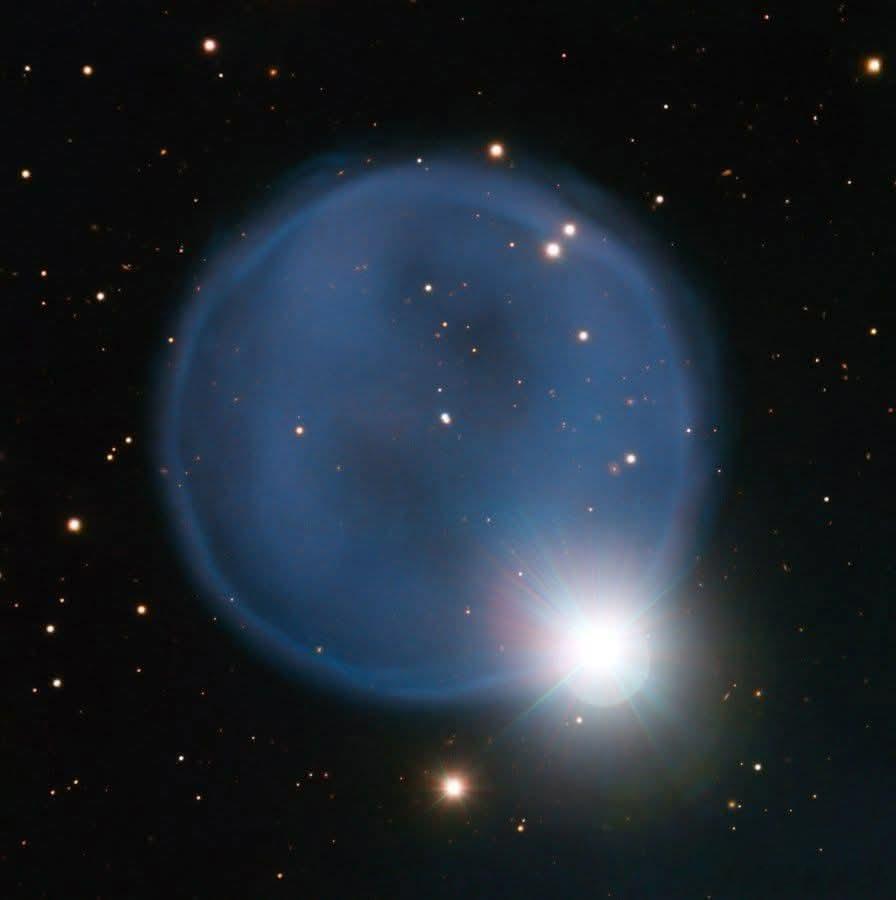 这里是阿贝尔33，钻戒星云：一个近乎完美的蓝色气泡，距离我们2500–2700光