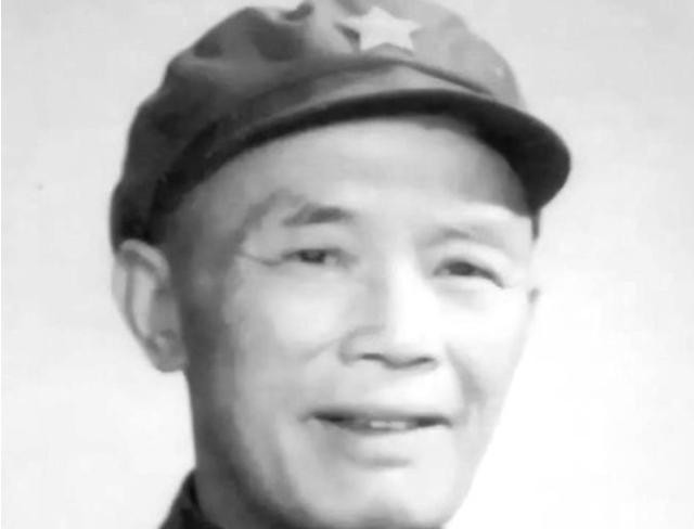 1967年，钟伟被人装进麻袋，丢进江水中，他拼命挣扎，才挣脱麻袋上了岸，上岸后，
