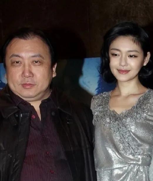以前好多人说大S是大饼脸，意思就是说她的脸大，看她当年和导演王晶站一起合影，她的