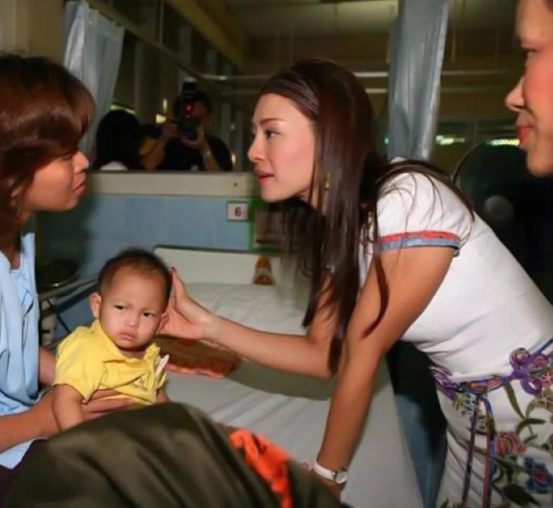 西拉米不管是逗自己的娃还是别人的孩子，都是一副真善美的样子。她这朵艳丽无比的花适