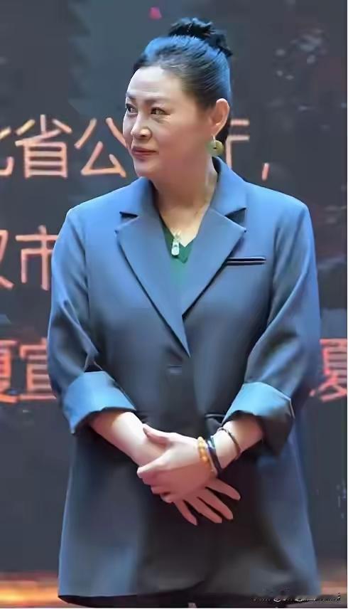 真是一胖毁所有！昔日“最美潘金莲”，如今竟胖成了普通大妈，往昔那风情万种的模样已