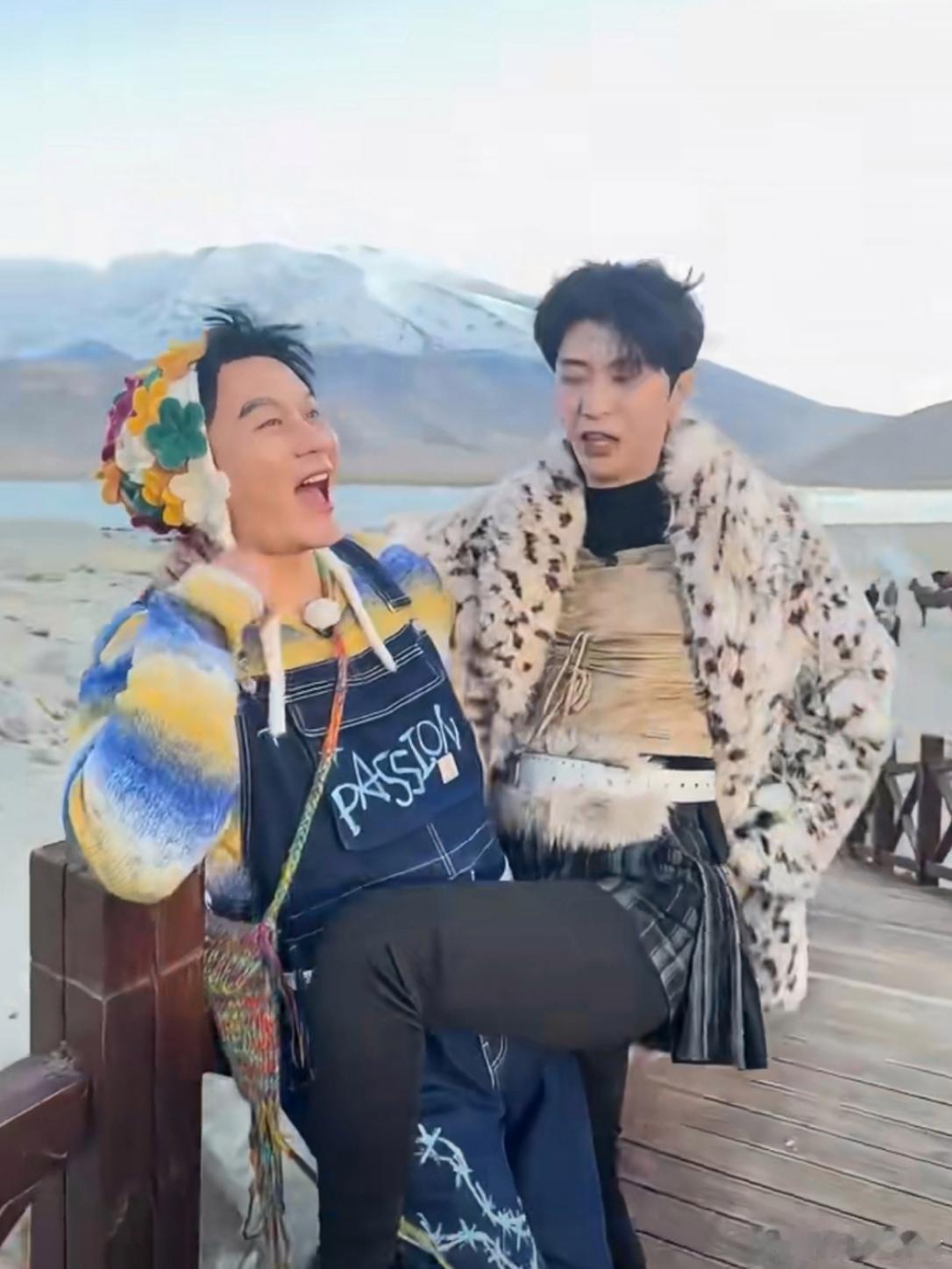 范丞丞在奔跑里，前姐夫李晨和前小舅子亲密互动，为范丞丞夹菜、游戏放水、搭肩膀等，