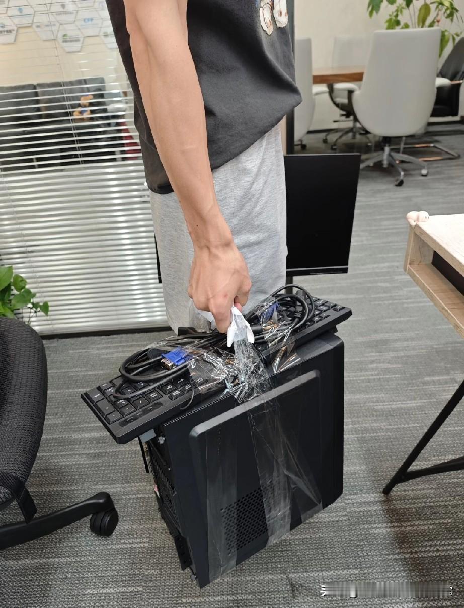 开工第一天，公司没了。。。凌晨三点高铁到深圳北，几百人排队打车的队伍望不到