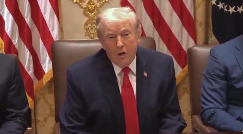 美国驻华使领馆今天发文说：“特朗普总统谈他与中方的通话：“我们的关系非常好……这