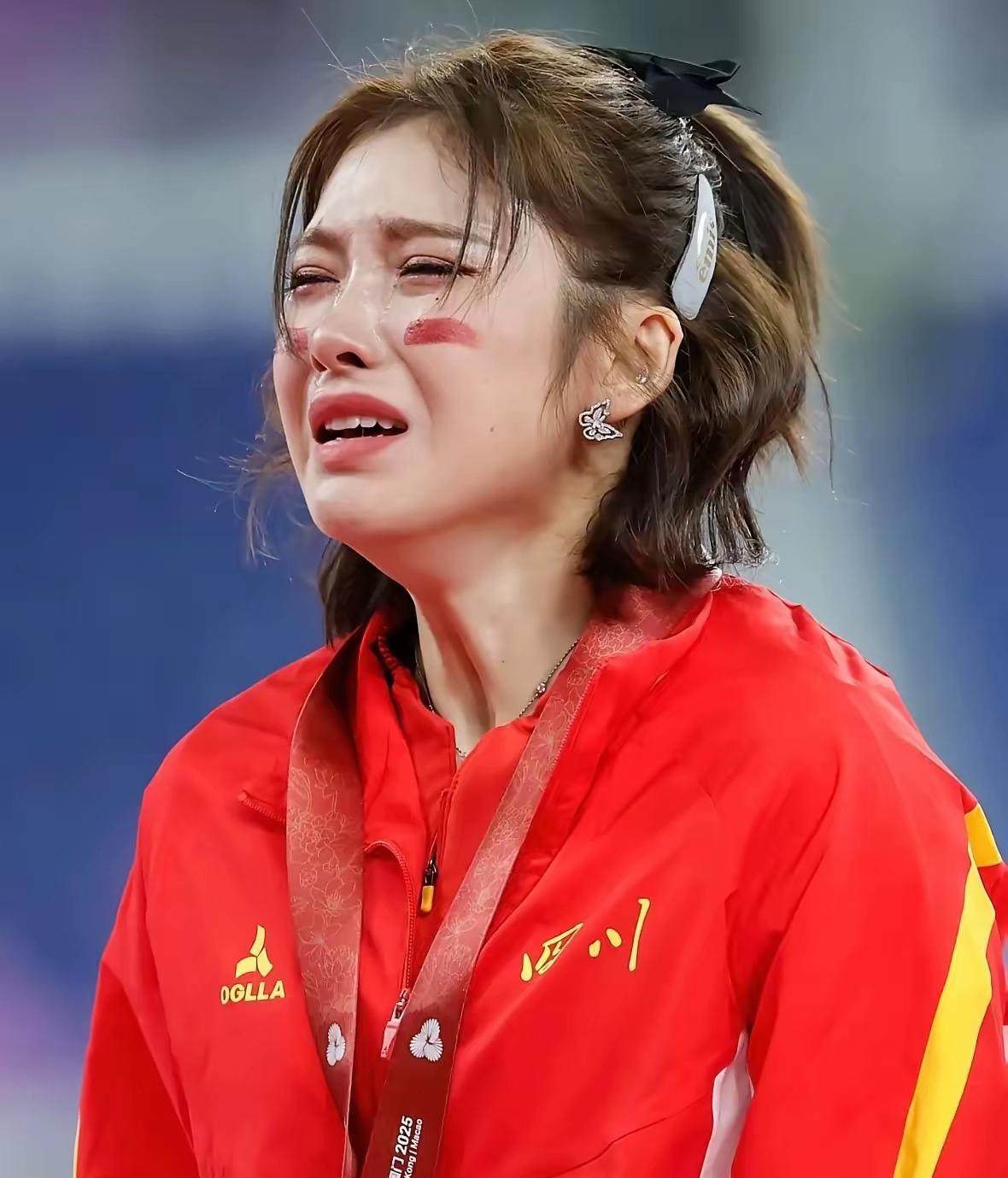 一看就是在爱里长大的孩子。赢了就嚣张，输了就大哭一场，她的妈妈给了她足够的底气，