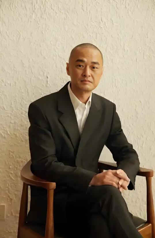 华润董事长出事的前几天，时任CEO冯唐正在家中喝茶，忽然，他脖子上佩戴10年的玉