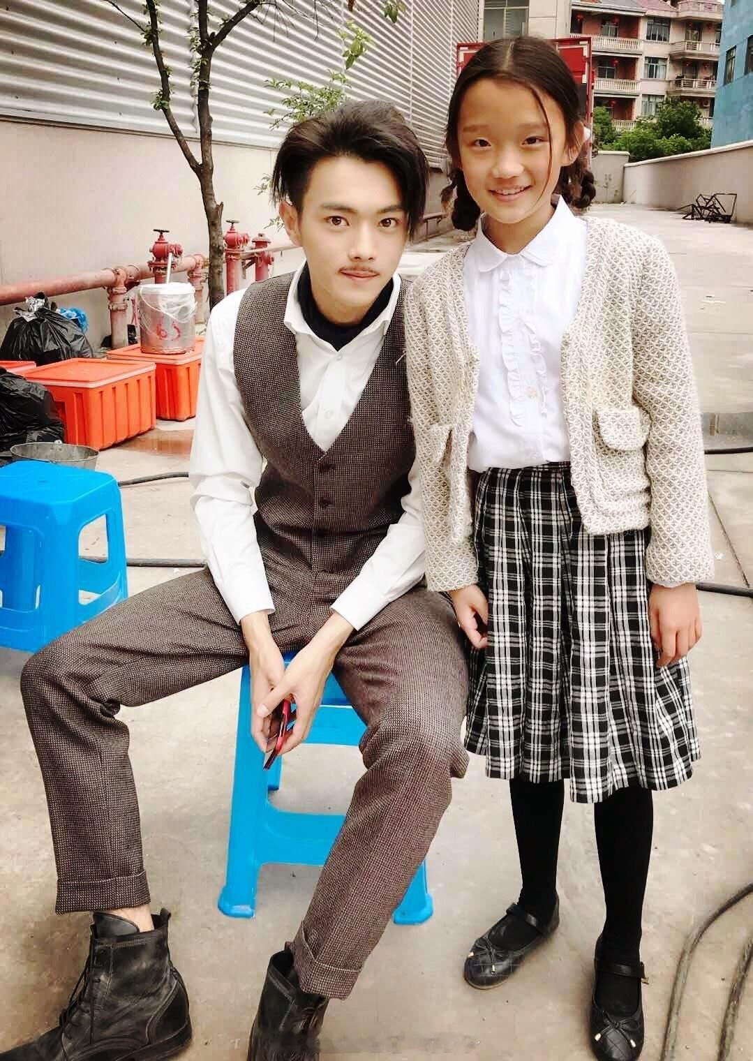 将头发梳成大人模样穿上一身帅气西装许凯​​​