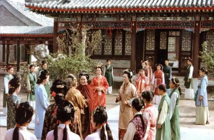 在看红楼梦的时候，一直有一件事情搞不明白。贾元春好不容易当上贤德妃，贾家本该