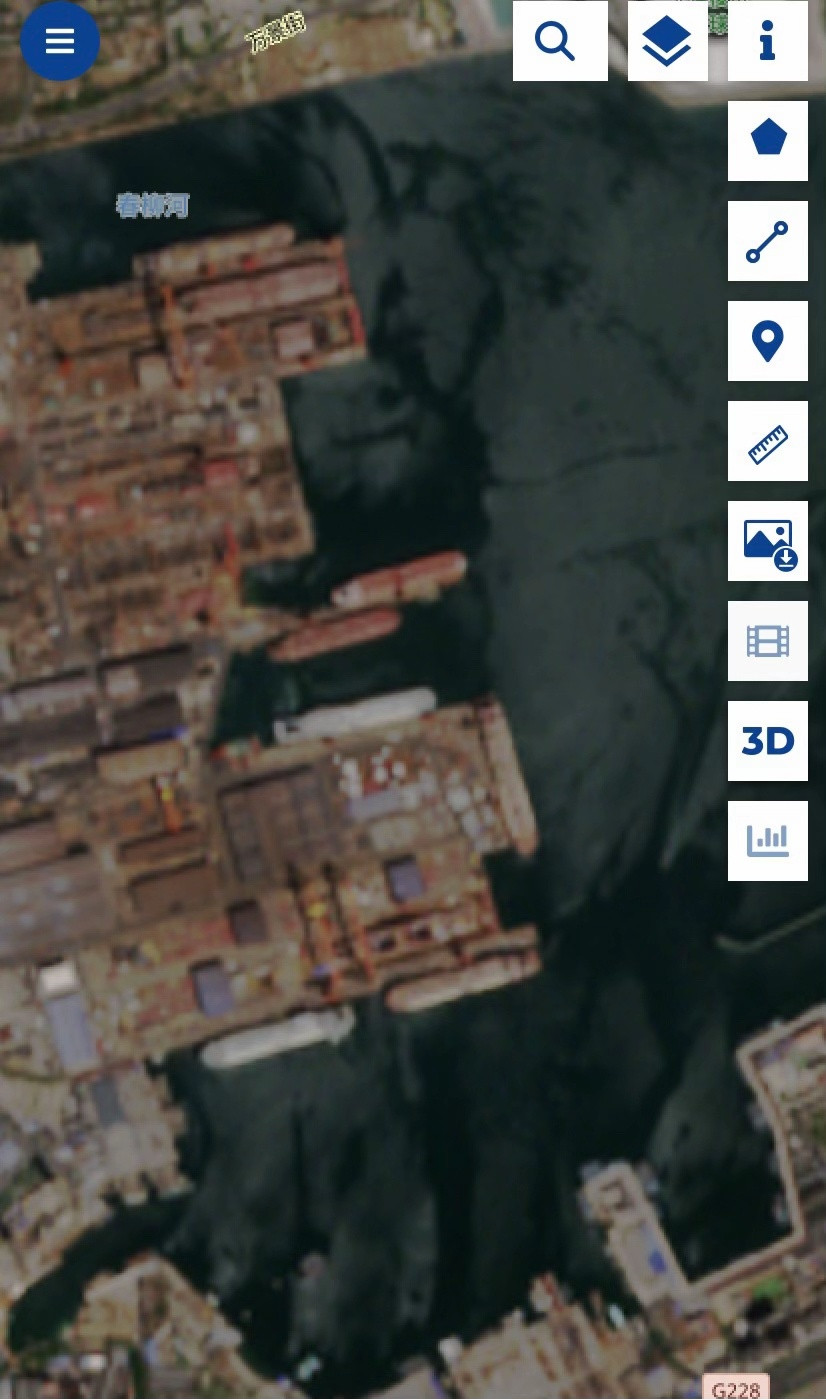 今天的004卫星图两座龙门吊都在舰首，这是要吊装舰球鼻艏模块了吗？不知何时才能