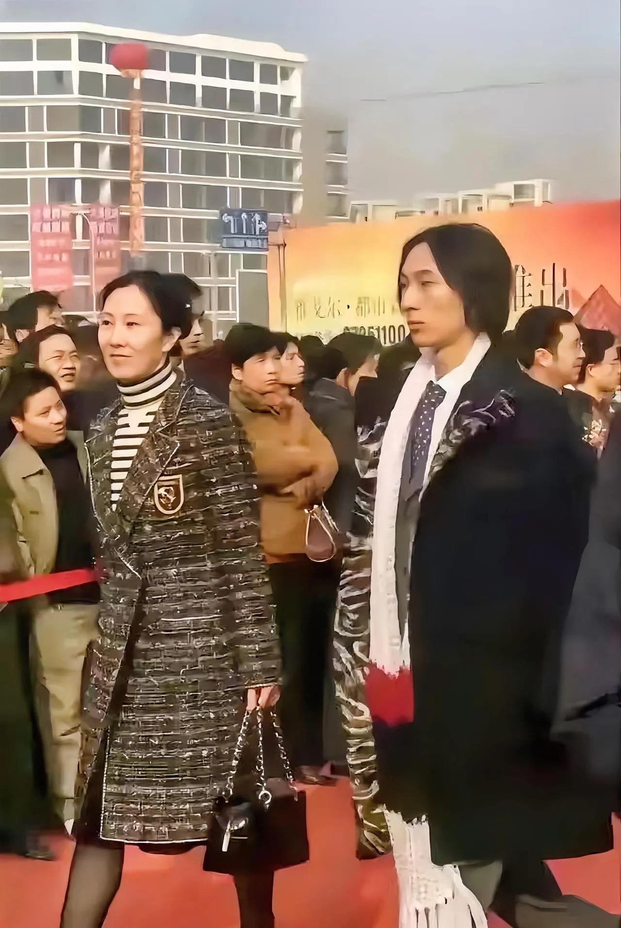 这是当年王思聪与母亲林宁出席活动的留影，一头长发的王思聪给人的第一印象是放荡不羁