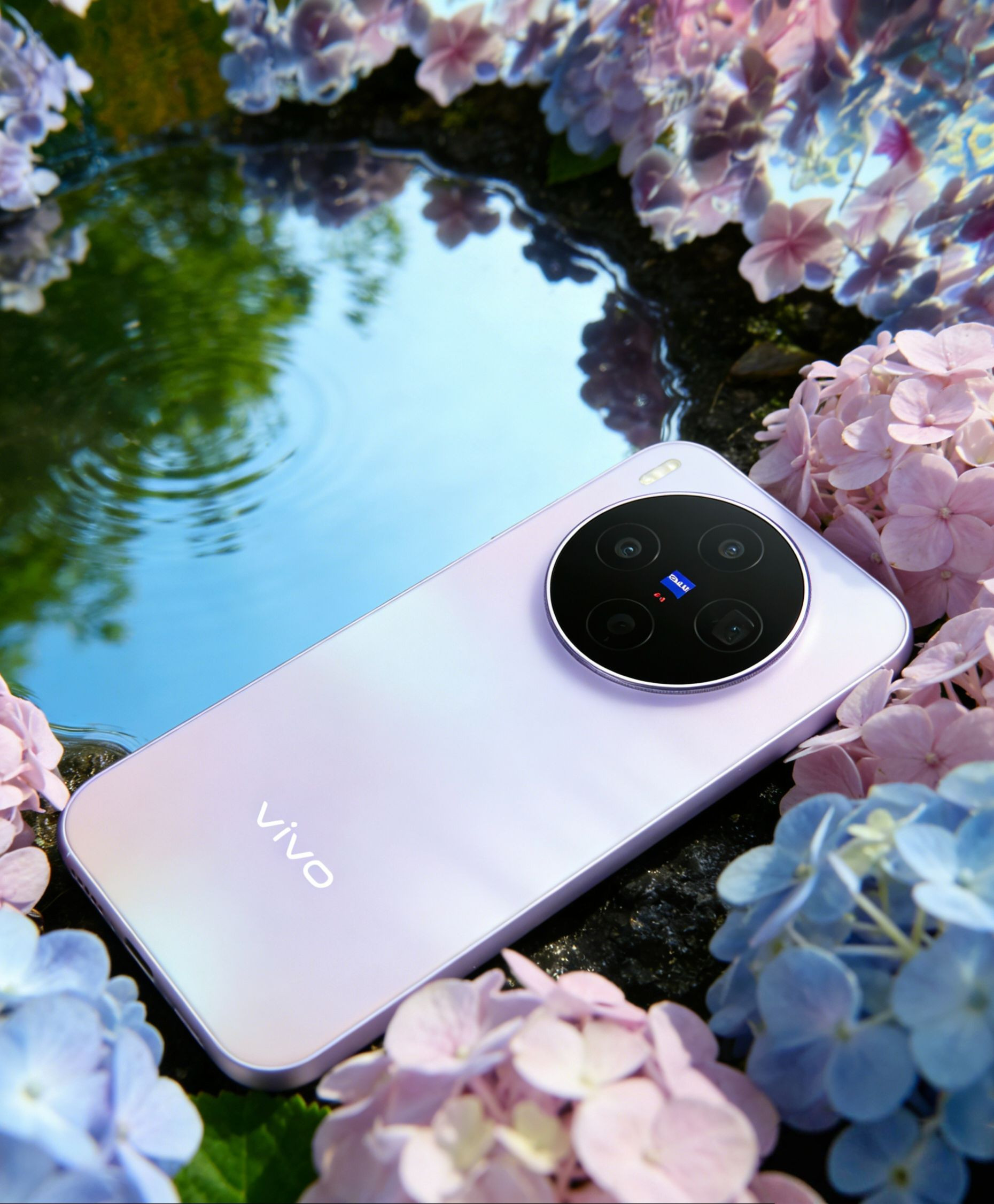 这才是最美“超能小V单”vivoX300s丝绒渐变紫后盖，在光线的照耀下好看又