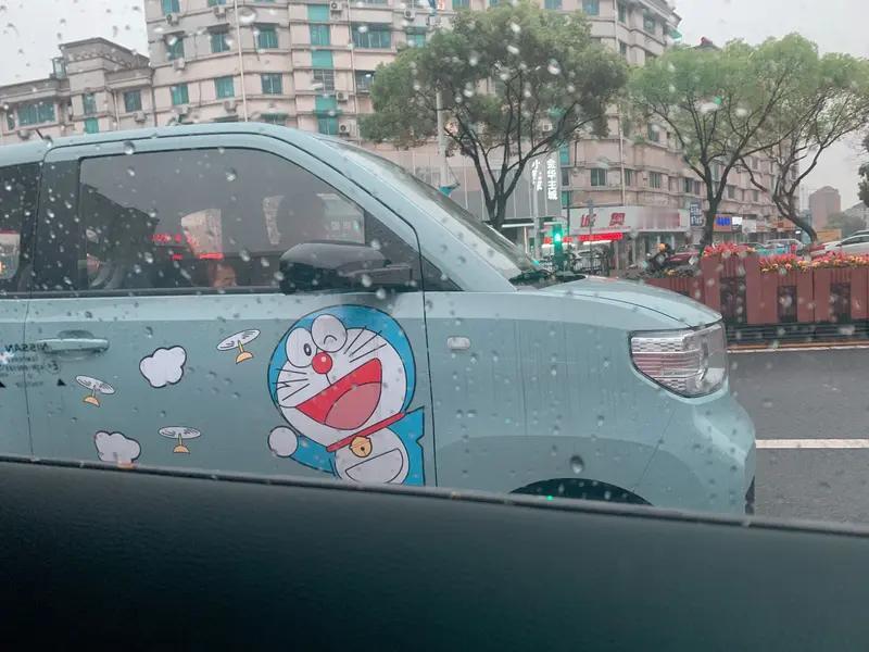 全新五菱宏光MINIEV实车图曝光，这波升级有点东西！新车有三门版和实用性更强