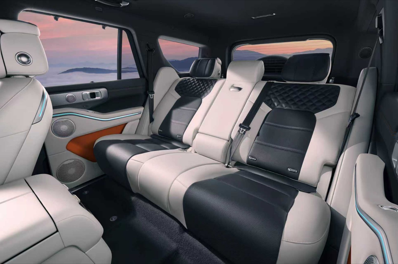 团队小伙伴去拍了全新坦克700实车，对新车色敦煌青赞不绝口，说大气耐看，有文化底