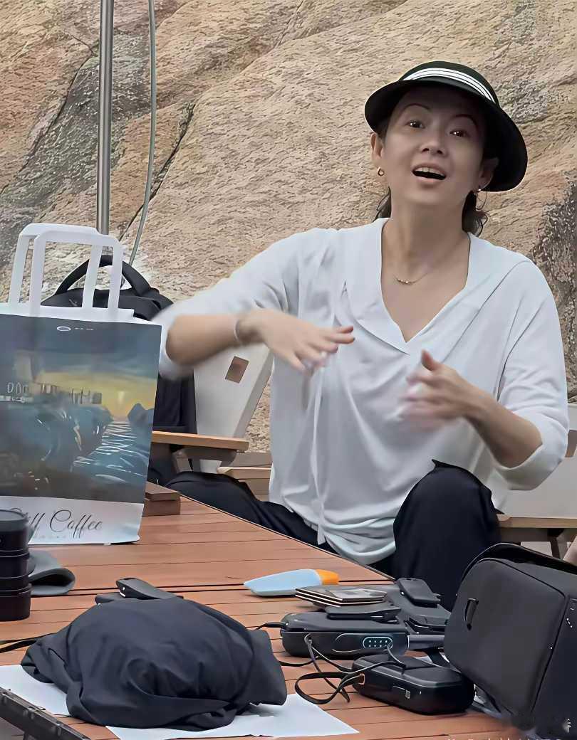 看看路人拍下的素颜章子怡，女神也是普通人吧…