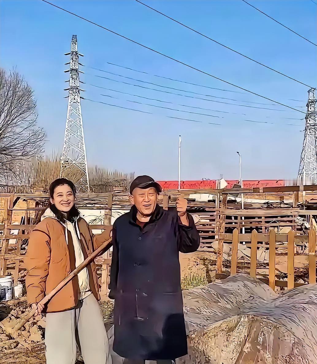 梅婷常陪着下地翻土、撒种、搭大棚。公公心疼她，总怕脏累不让多干，她就默默收拾农具