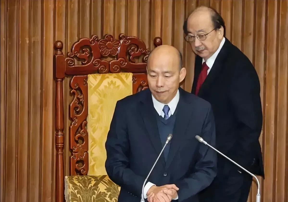 台“选委会”再添把火，明确表示罢免通过即解职。韩国瑜确实危险了，柯建铭的春秋大梦