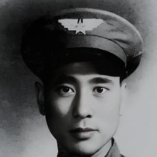 1949年，一架飞机在解放区坠毁，飞行员主动向解放军投降，并且指了指舱门，说：“