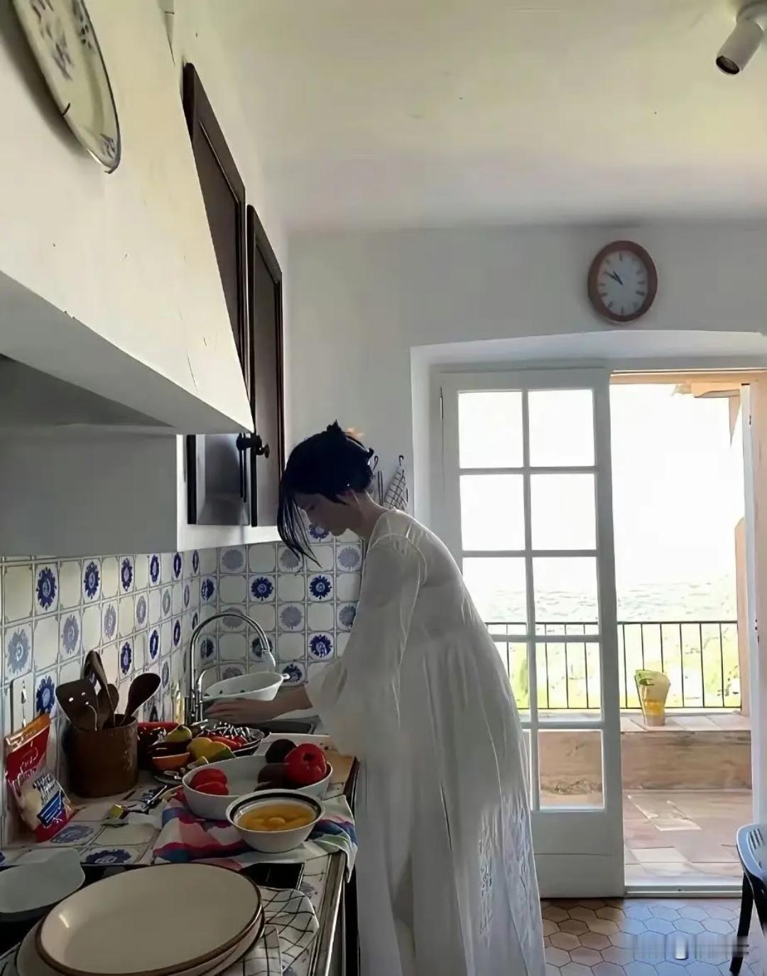 国际超模何穗做个饭都像在走秀，这样的穿着打扮难怪陈伟霆喜欢。 ​