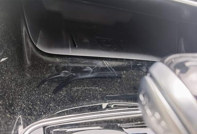 因为我定的黑色款所以销售说会比灰色慢一些，我接到通知去提车还是很兴奋的。结婚