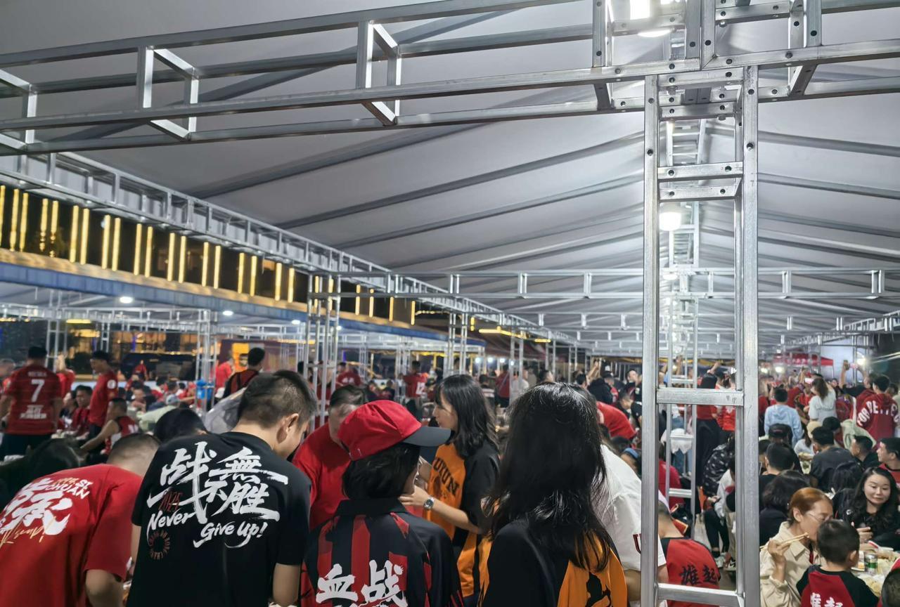 昨晚成都蓉城与云南玉昆的比赛后，几千名成都球迷和云南球迷把酒言欢，场面非常热闹。
