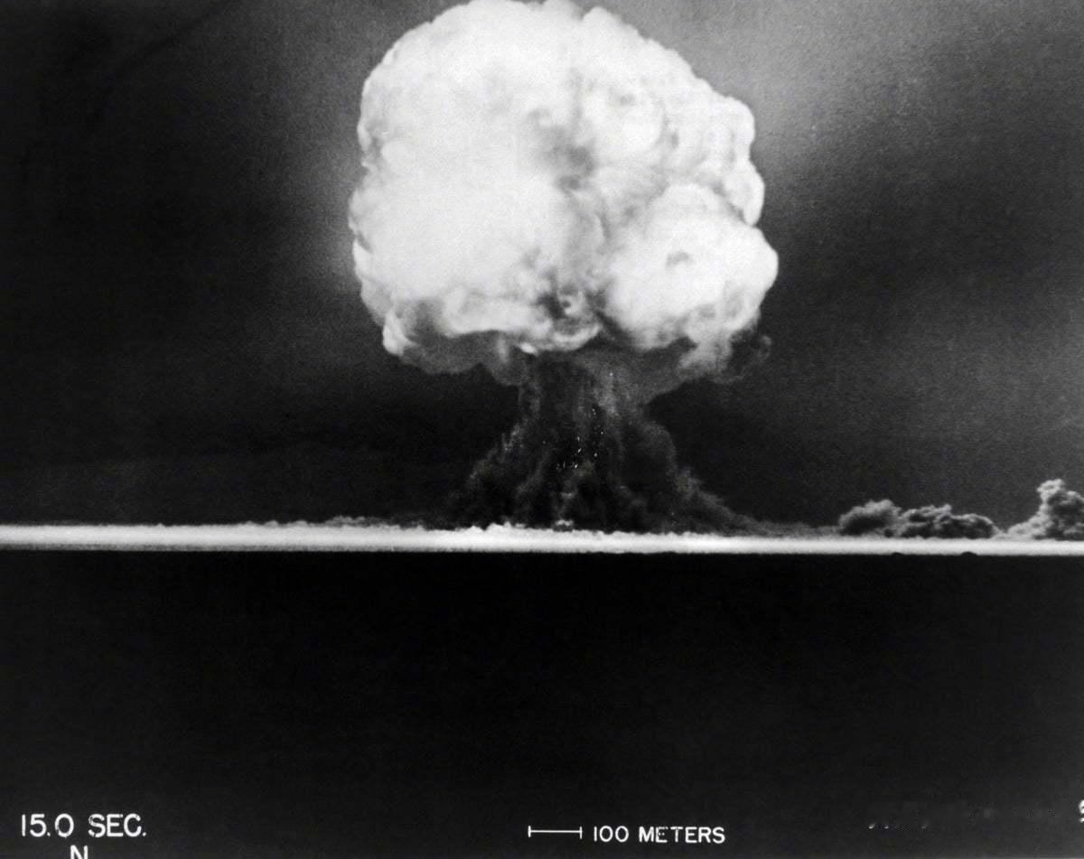 1945年7月，人类引爆了第一颗核弹。新墨西哥沙漠里的沙子被卷进火球，在超过15