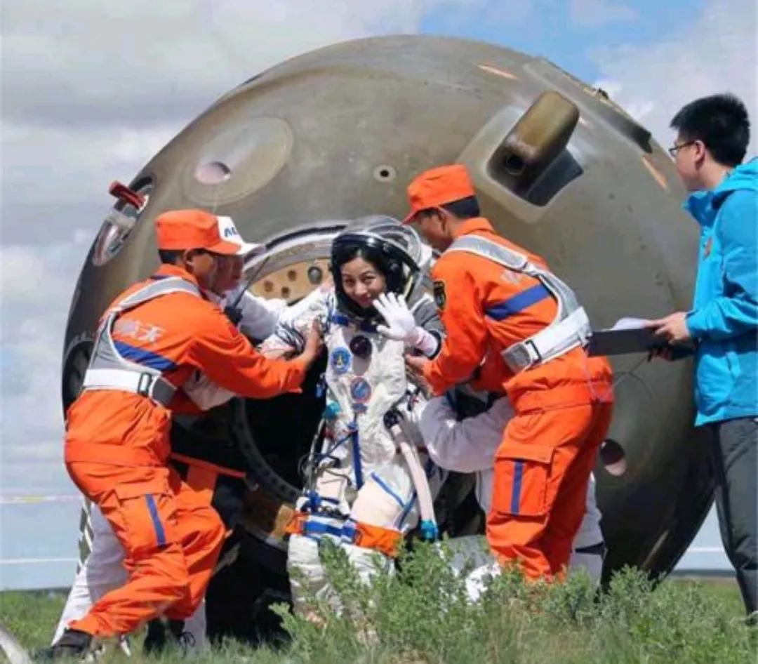 欢迎神舟十九号的英雄们平安回家，全民向你们致敬，为你们无畏的探索精神，极致的专业