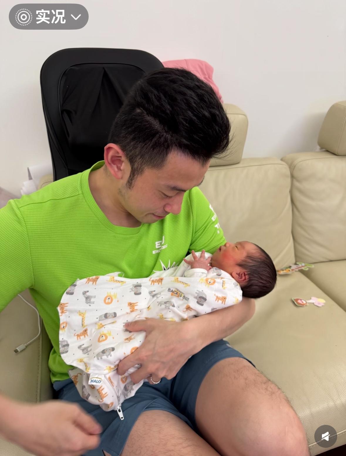 黄镇廷更新：期待已久的喜事要来了！这次没有奖杯，没有见面礼，只有妈妈一个人