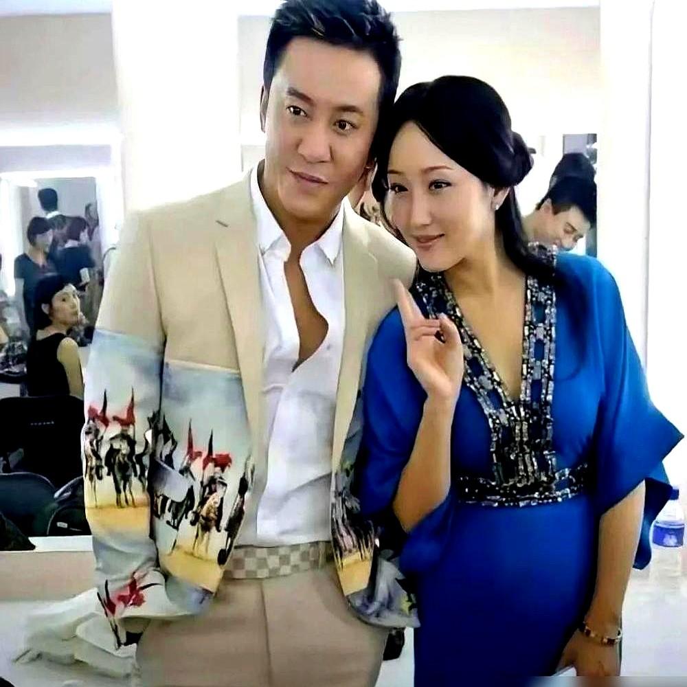 杨钰莹一句话，捅破了所有女明星的“窗户纸”。一张商演照，紧身衣勾勒出的小腹弧