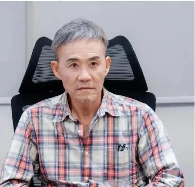 删光合照，王石婚姻悬了？田朴珺微博半年可见，王石合影一夜清空。网友炸锅：7