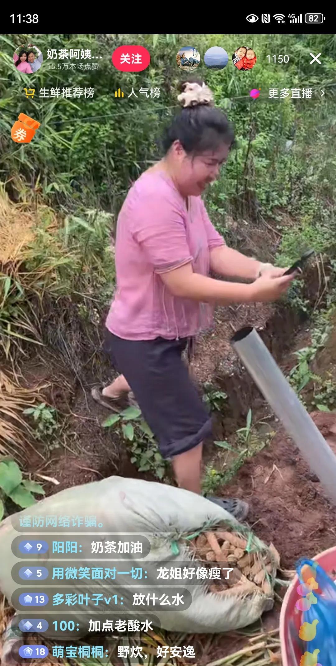 奶总龙哥为卖货是真拼了。奶总在犍为卖仔姜，把锅碗瓢盆灶，风扇，食材，调料，全都