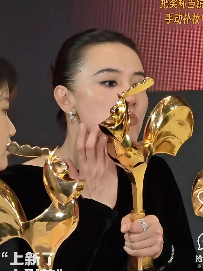 现在才发现，金鸡奖上最搞笑的不是钟楚曦抢c也不是影帝背后的男人袁弘，而是最有含