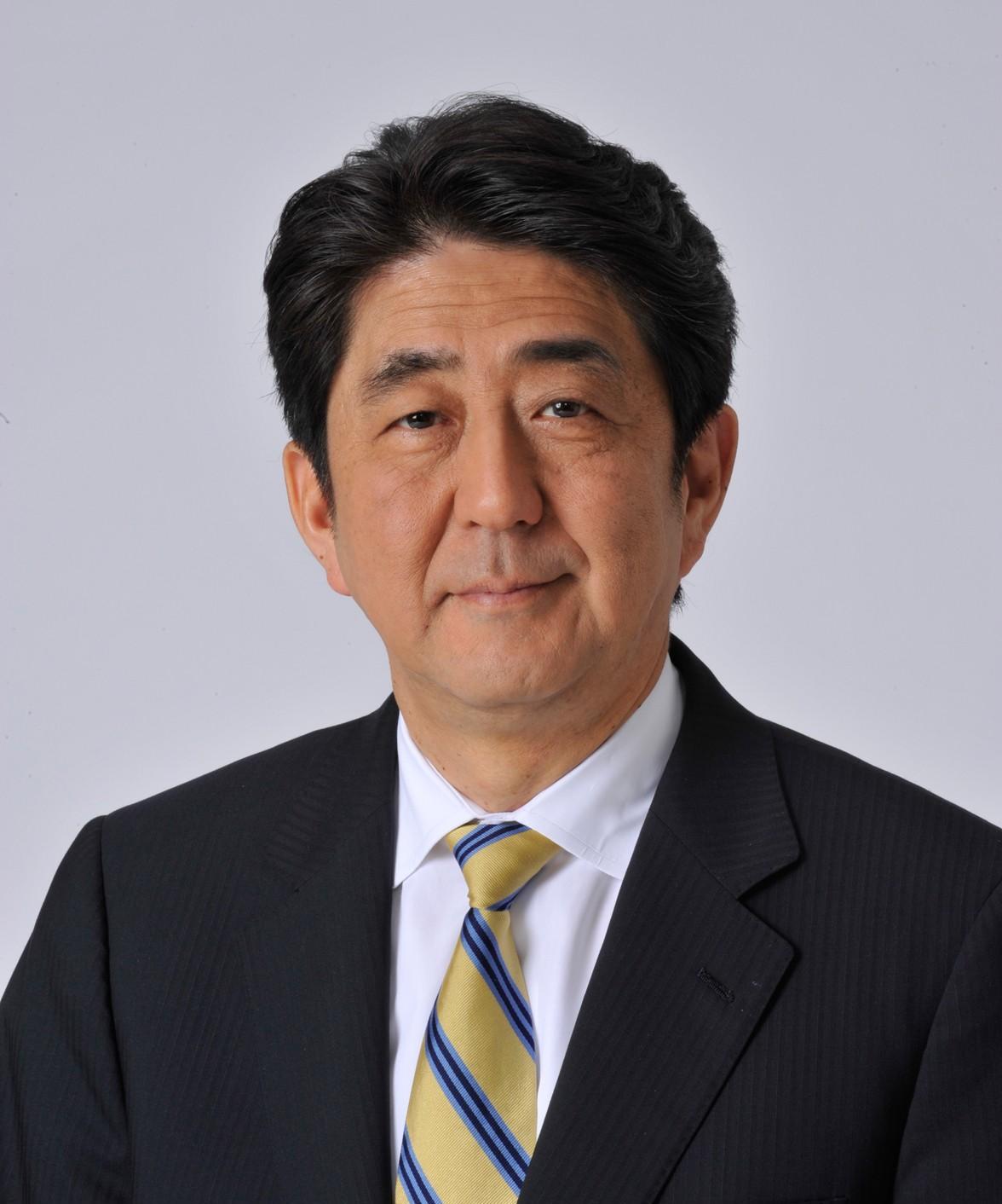 安倍坏不过岸田，岸田坏不过麻生。他们三个都是自民党的老牌政客，但麻生是最坏的也