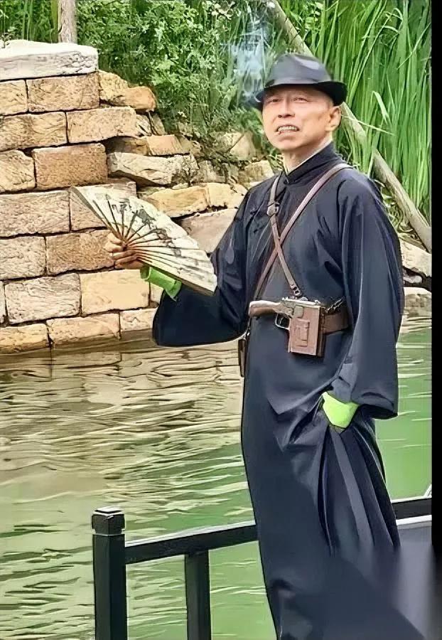 笑不活了！张朝阳最新造型我第一眼扫过去差点以为是抗战剧里刚下班的汉奸翻译