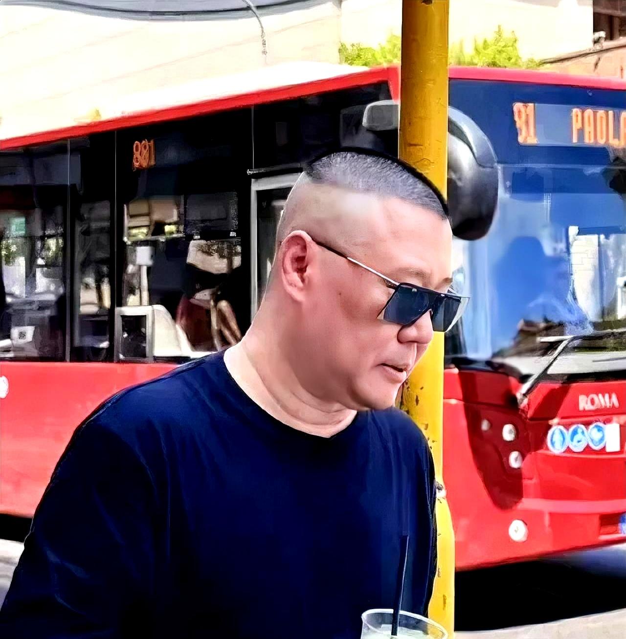 开票1分钟全空！郭德纲带着于谦把德云社直接砸进成都环球中心了！几百人从中午排