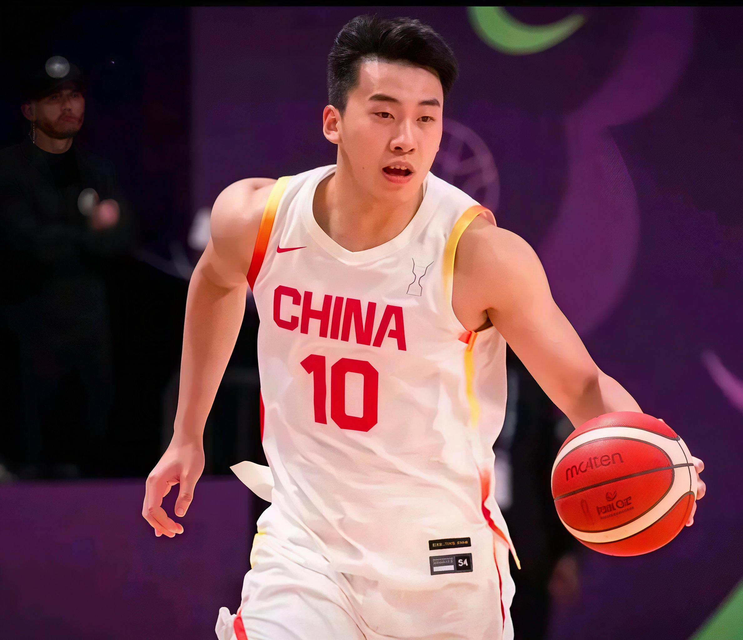 【王俊杰：不走青训、不打cba，20岁进入国家队一战成名】在目前的中国篮球体系里，还没有人走过王俊杰
