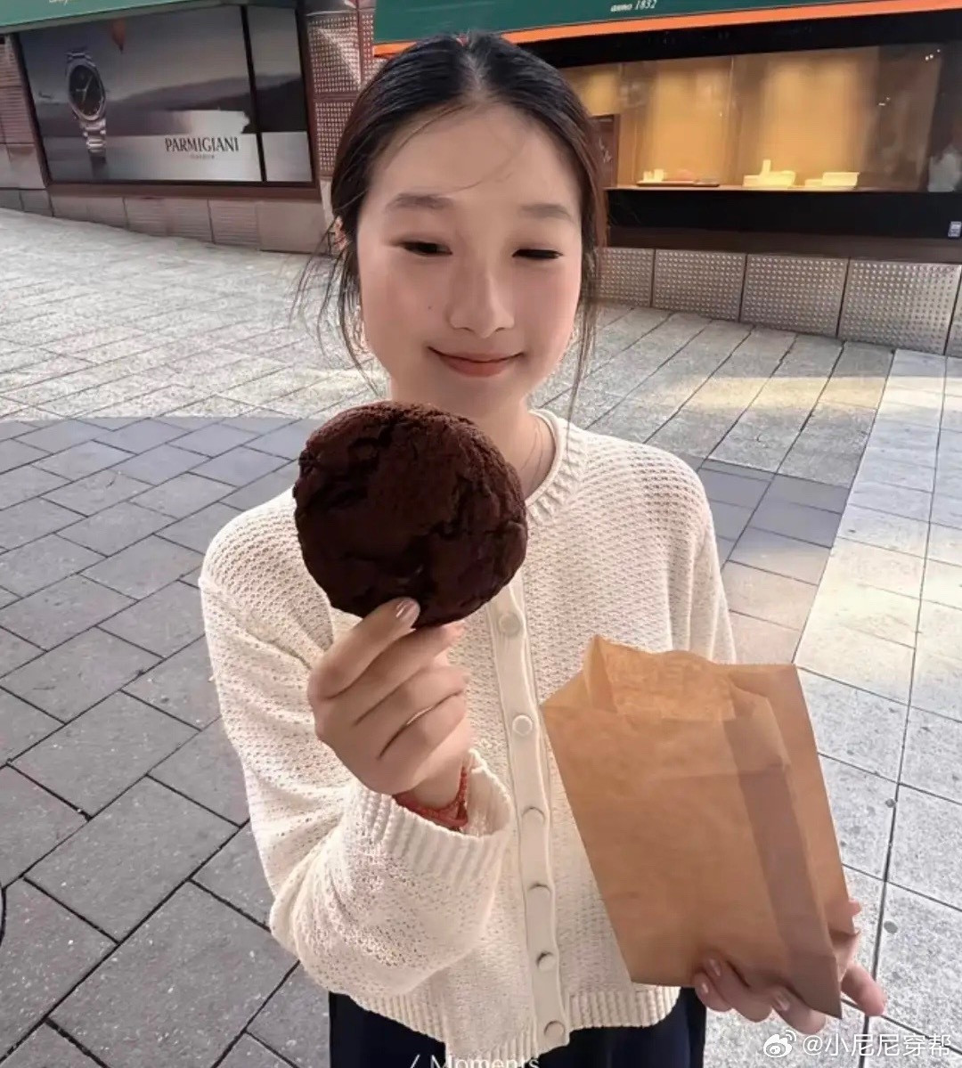 马伊琍两个女儿暑假出去旅游，17岁文君竹化了淡妆比妈妈还漂亮，小姑娘很有清冷气质
