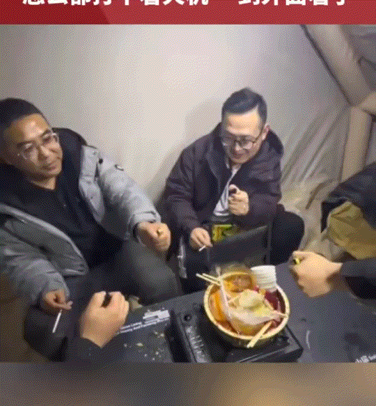 山西，几名男子在帐篷里吃饭聊天，期间一名男子掏出火机准备点烟，可在帐篷内无论怎么
