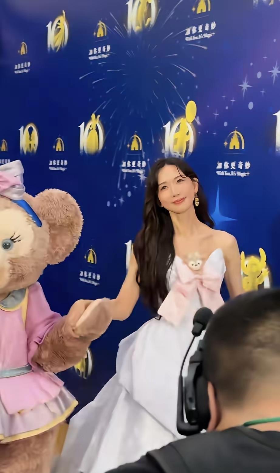6月15日，林志玲亮相上海迪士尼十周年庆，镜头下她搭配的好可爱，看起来十分减龄！