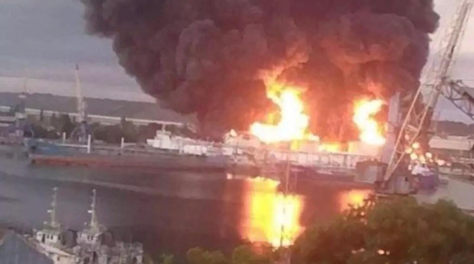 逃离克里米亚乌克兰一夜摧毁克里米亚5座油库，俄军补给线彻底瘫痪，俄罗斯加油站排起