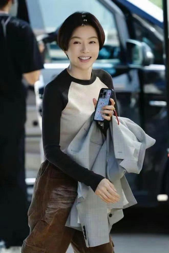 秦岚新剪短发也太减龄了！视觉上直接年轻25岁。