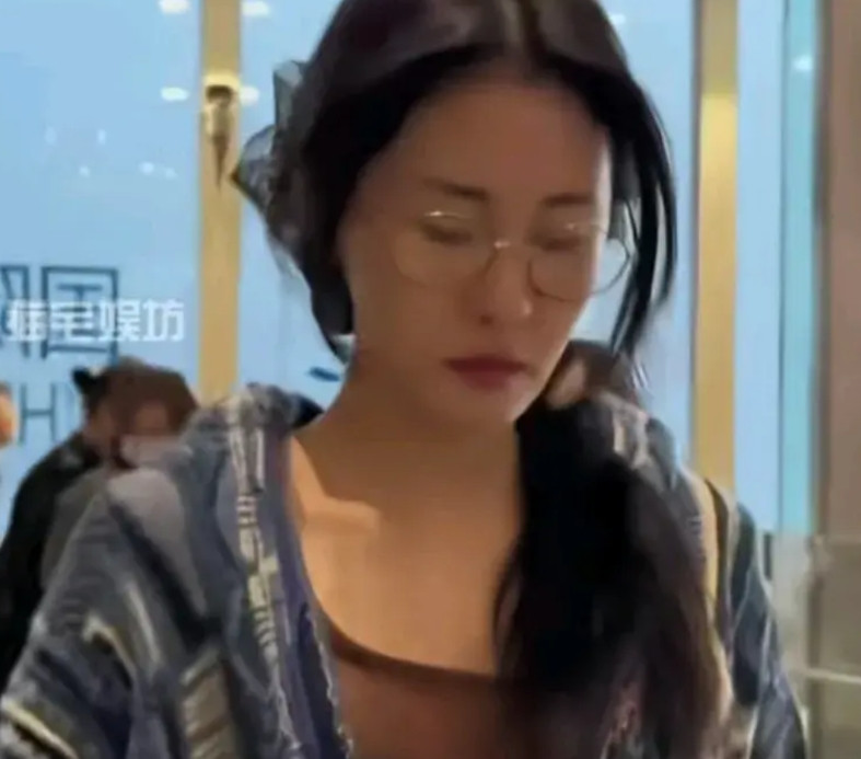 被迫未婚生子的时候，大家都为她感到惋惜，甚至把男方骂成狗……生父华晨宇，只是轻