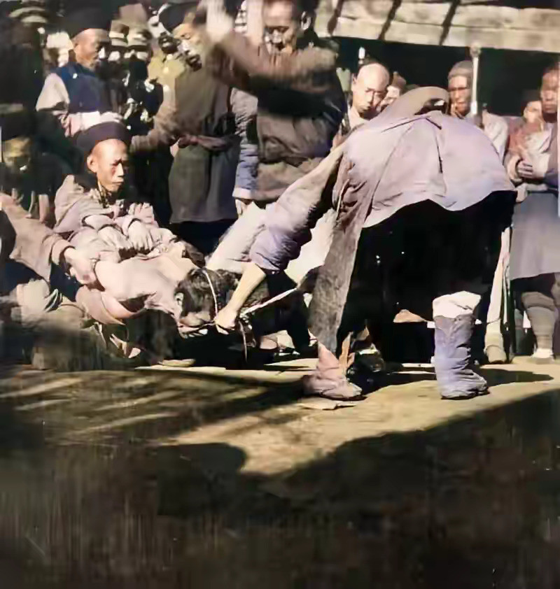 1909年，晚清。菜市口刽子手斩首犯人的瞬间。