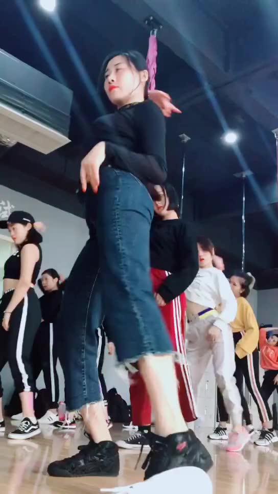 酒吧恶搞跳舞视频,酒吧恶搞跳舞视频大全