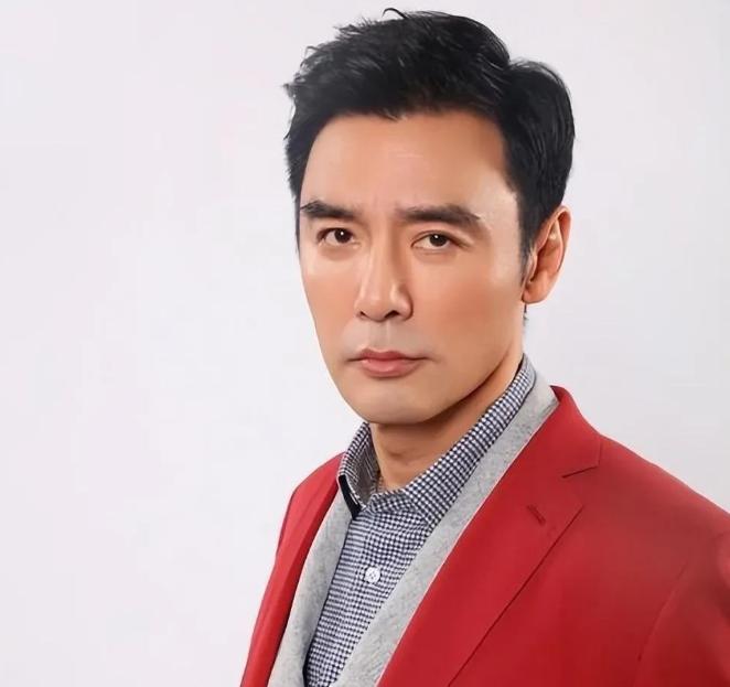 钟镇涛说，有一天，我无意中发现，我的太太章小蕙，竟然开着我的车，用着我雇的司机，