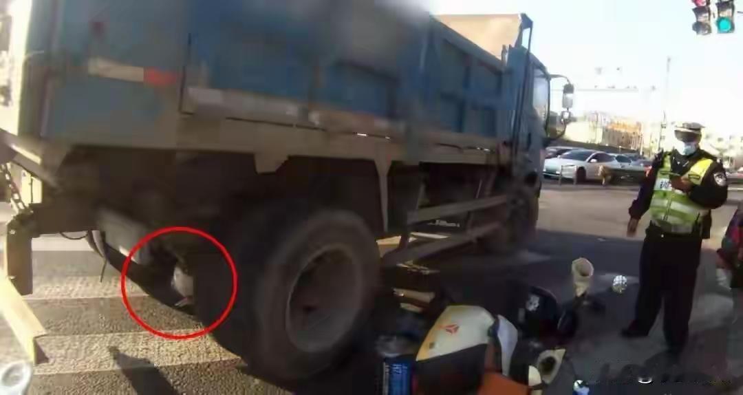 上海早高峰这波操作，直接给人看傻眼喽！一电动车“嗖”的一下被卷进货车底，车轮碾过