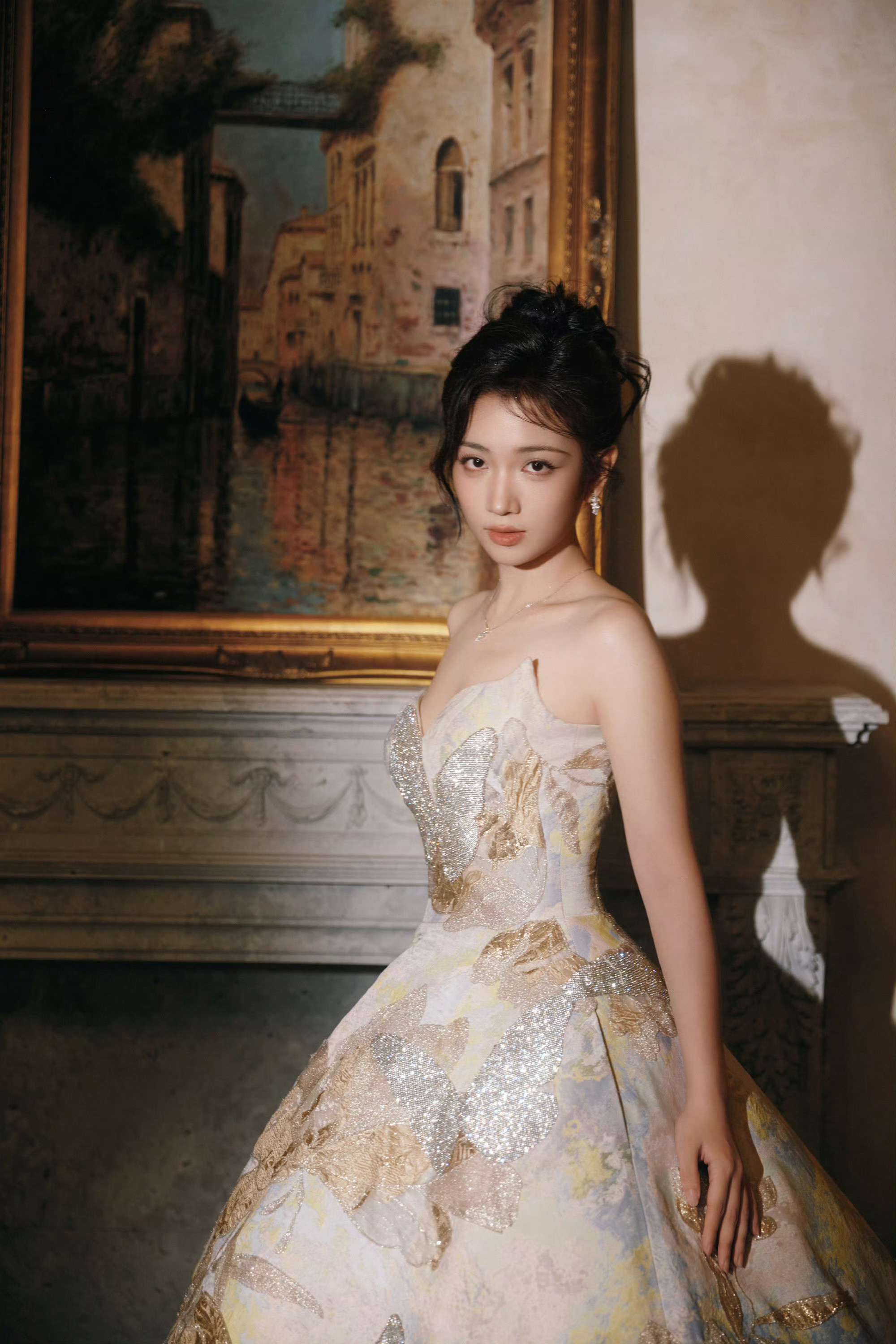 代露娃身着Mistbywoo2026春夏系列烫金贝壳长裙亮相ELLE风尚大典红