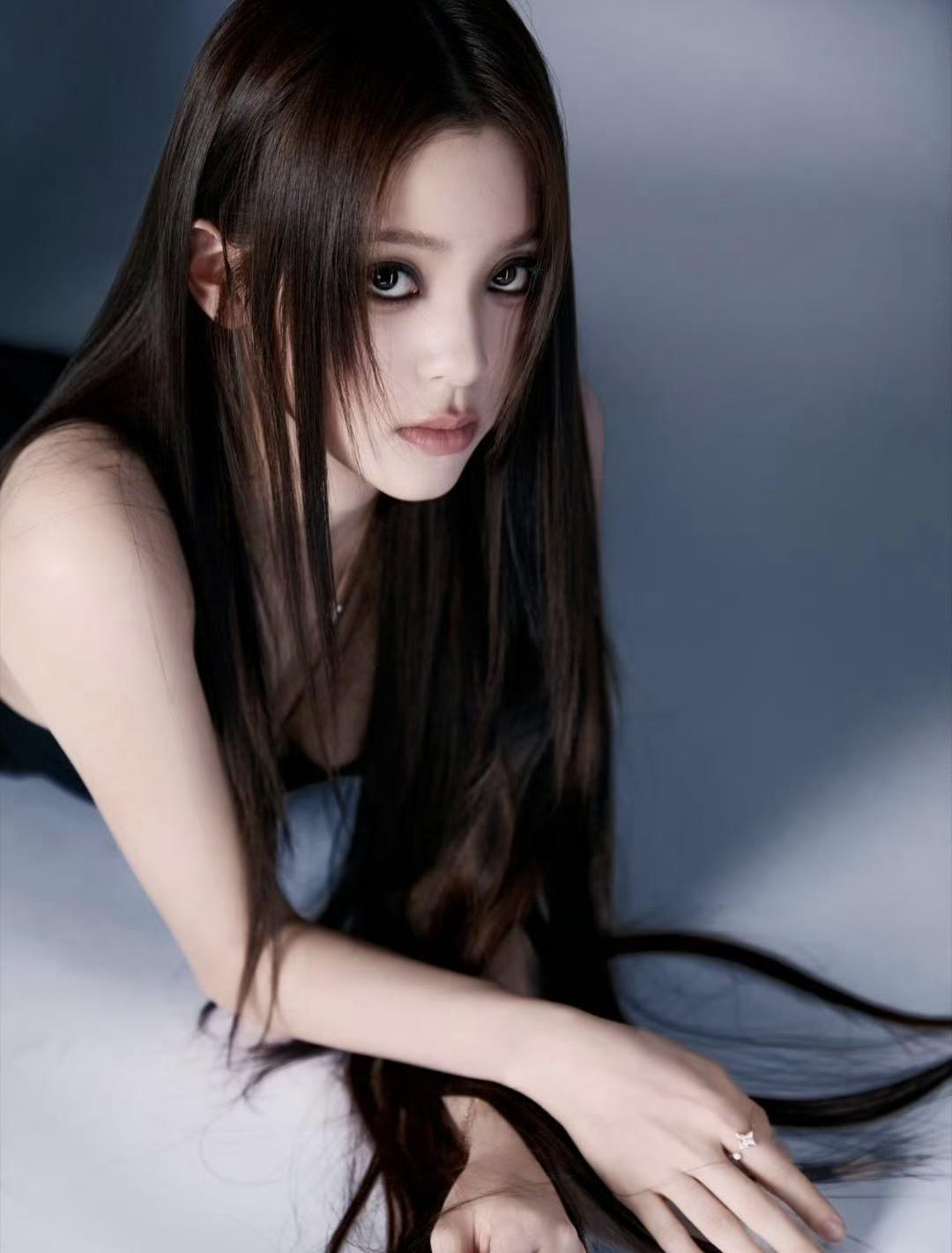 欧阳娜娜未来感科技AI感女主造型图。看看欧阳娜娜，感觉她现在正在不断的突破自己