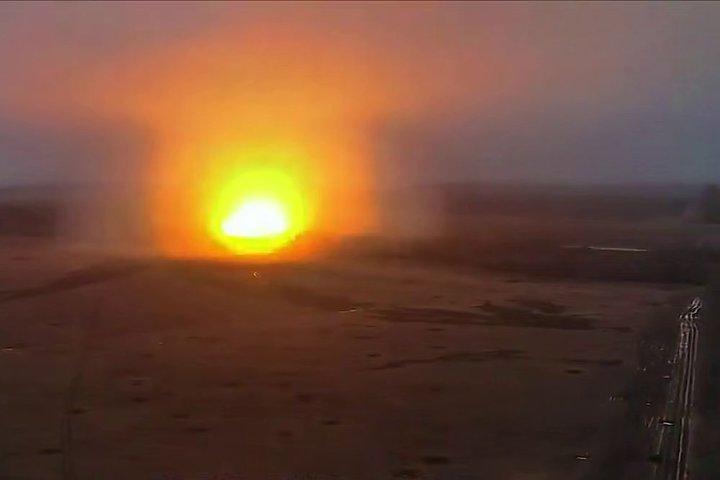 FAB-3000焚毁了隐藏在森林中的一个防御区域，这段视频被拍摄下来俄罗斯航