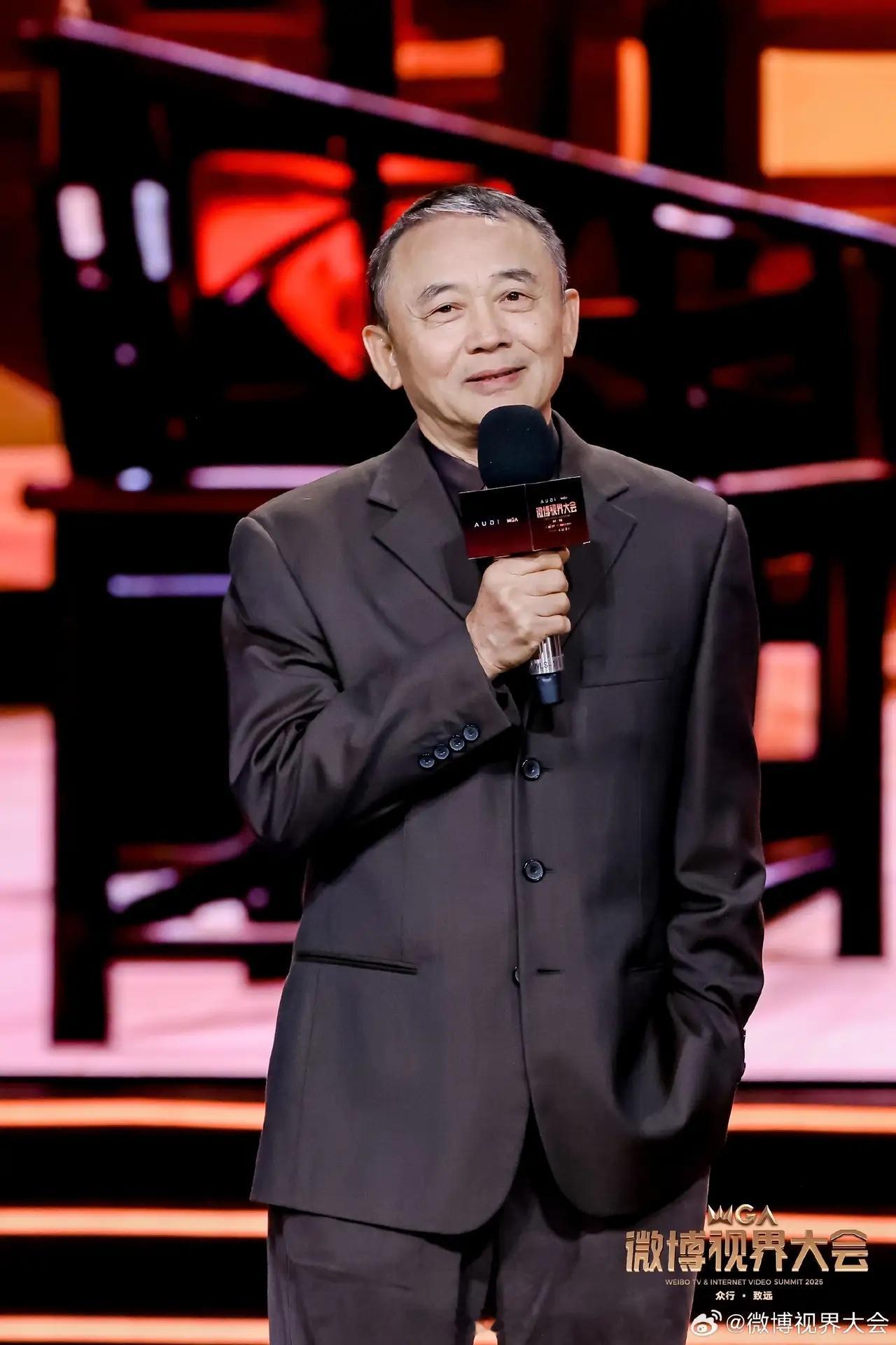 在微博视界大会上，《武林外传》成员合体（尚敬导演、闫妮、姚晨、范明、姜超、倪虹洁