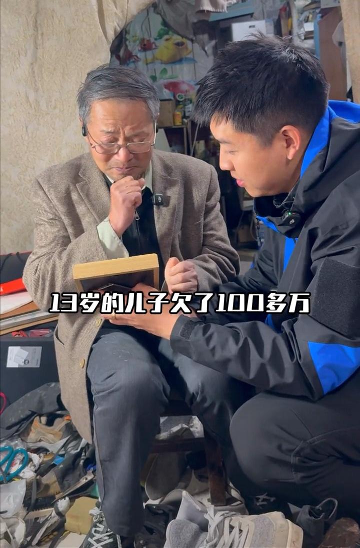 刷到一个视频，一位74岁的老父亲帮已经过世的儿子还债20年。2004年，老人